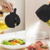 Pulvérisateur d´huile 2 en 1 Ce pulvérisateur d’huile 2 en 1 est conçu pour vous offrir une expérience pratique et polyvalente en cuisine. Il permet non seulement de pulvériser de l’huile d’olive en fine brume pour une couverture uniforme sur vos plats, mais aussi de verser l’huile facilement grâce à un bouchon ajustable.